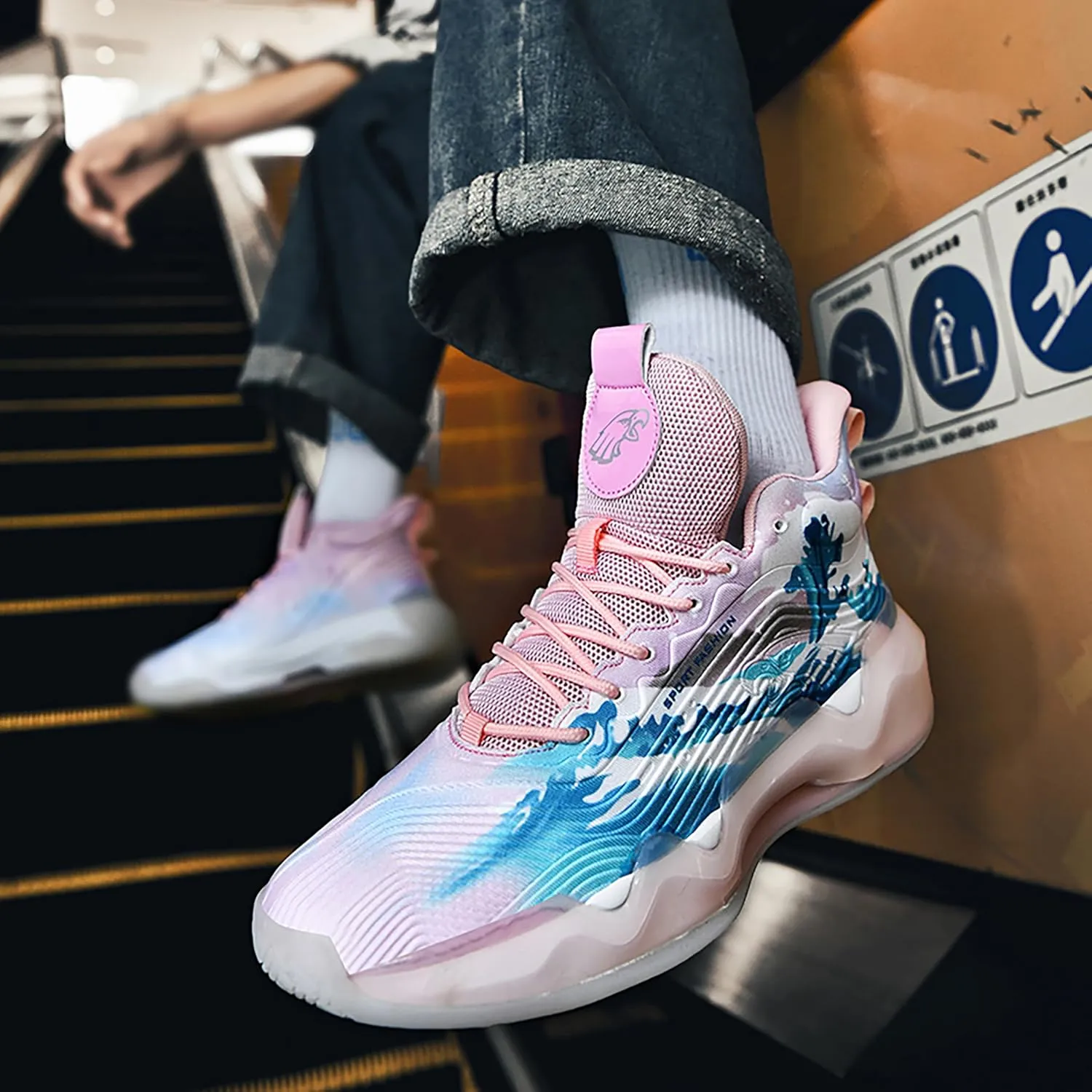 Men's High-Top Basketball ShoesWear-Resistant and Anti-Slip Soles Running Shoes Graffiti Design Fashionable Sports Shoes