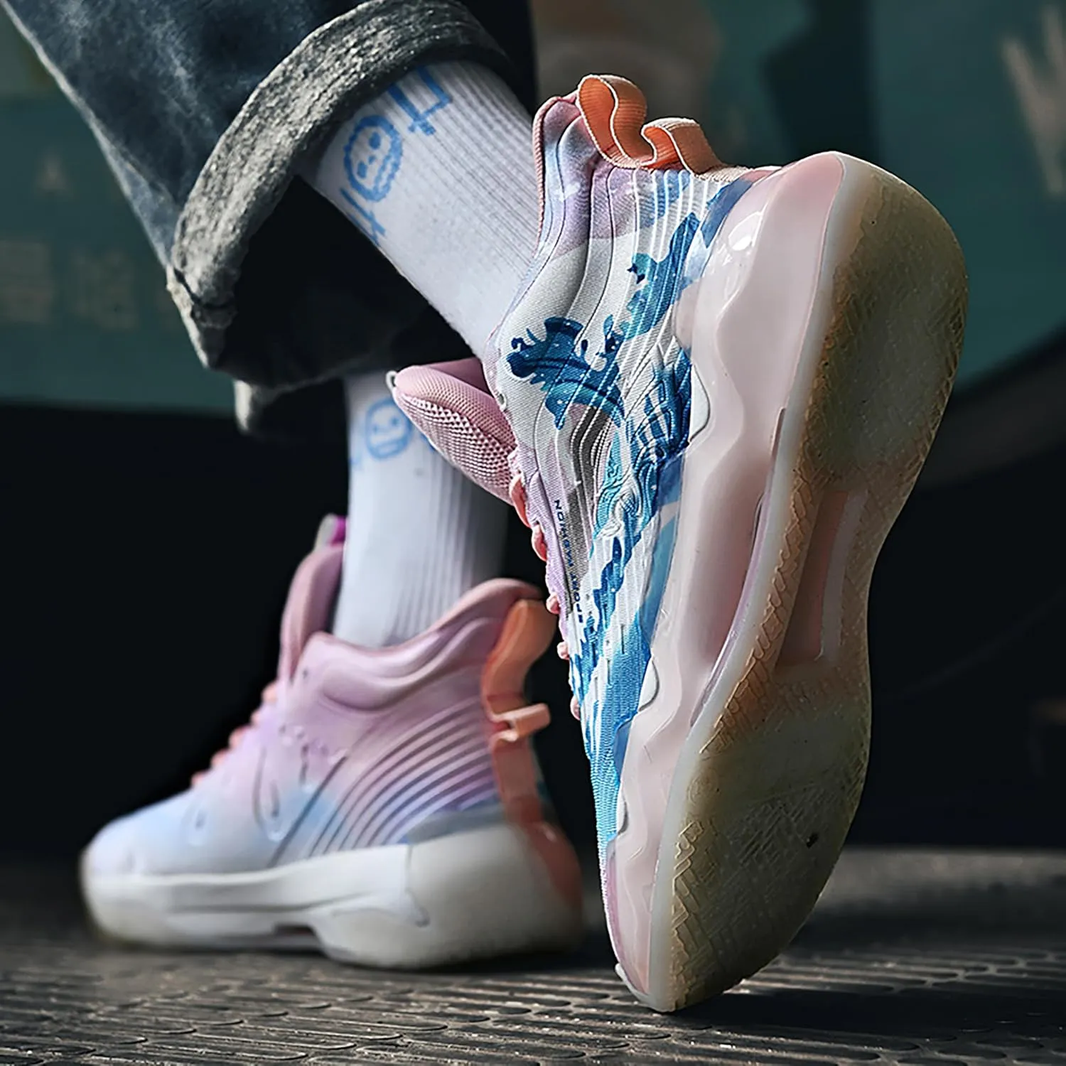Men's High-Top Basketball ShoesWear-Resistant and Anti-Slip Soles Running Shoes Graffiti Design Fashionable Sports Shoes